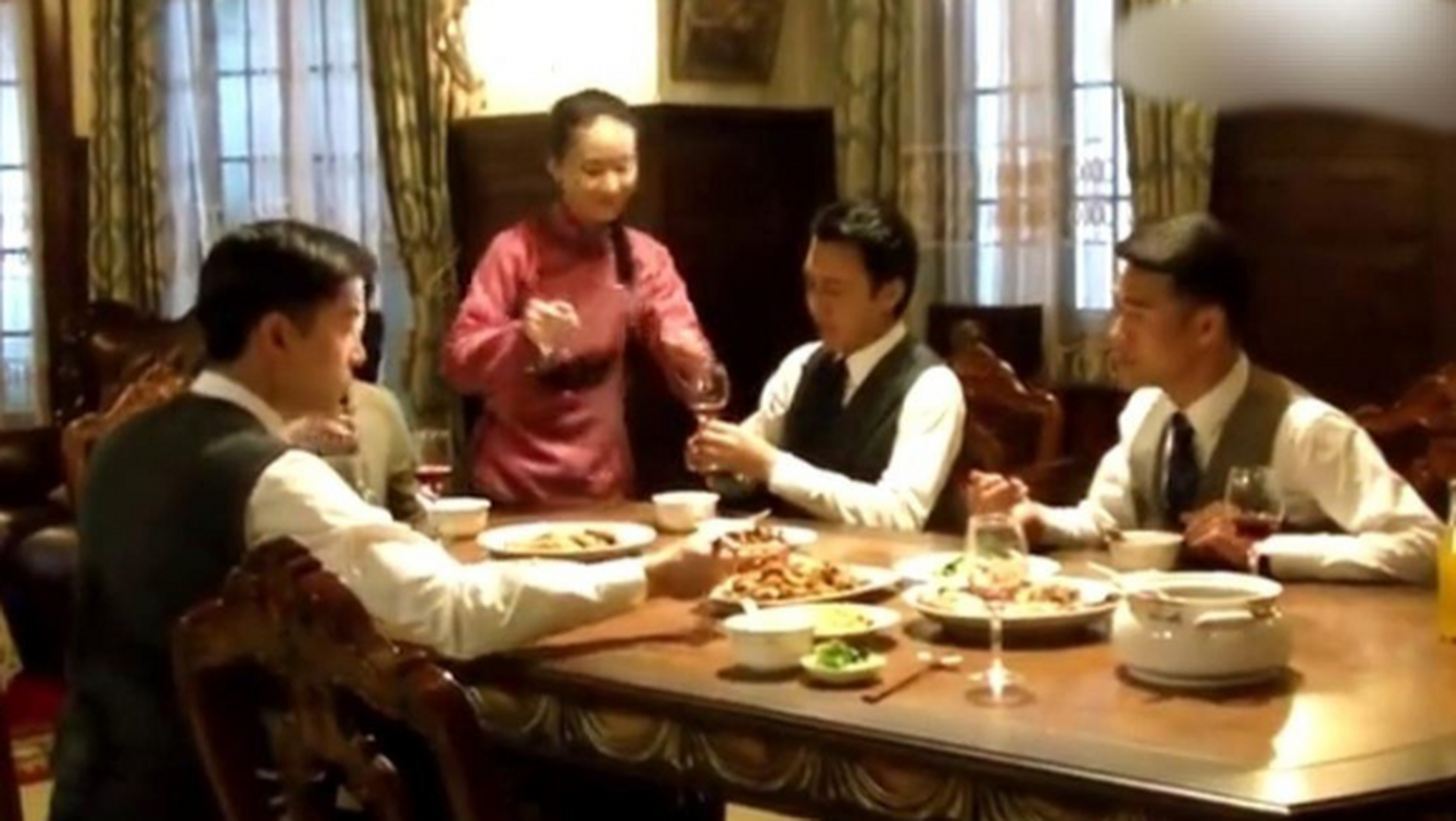 在《伪装者》中,佣人阿香经常把饭菜做糊,为什么明家人宁可忍着,也