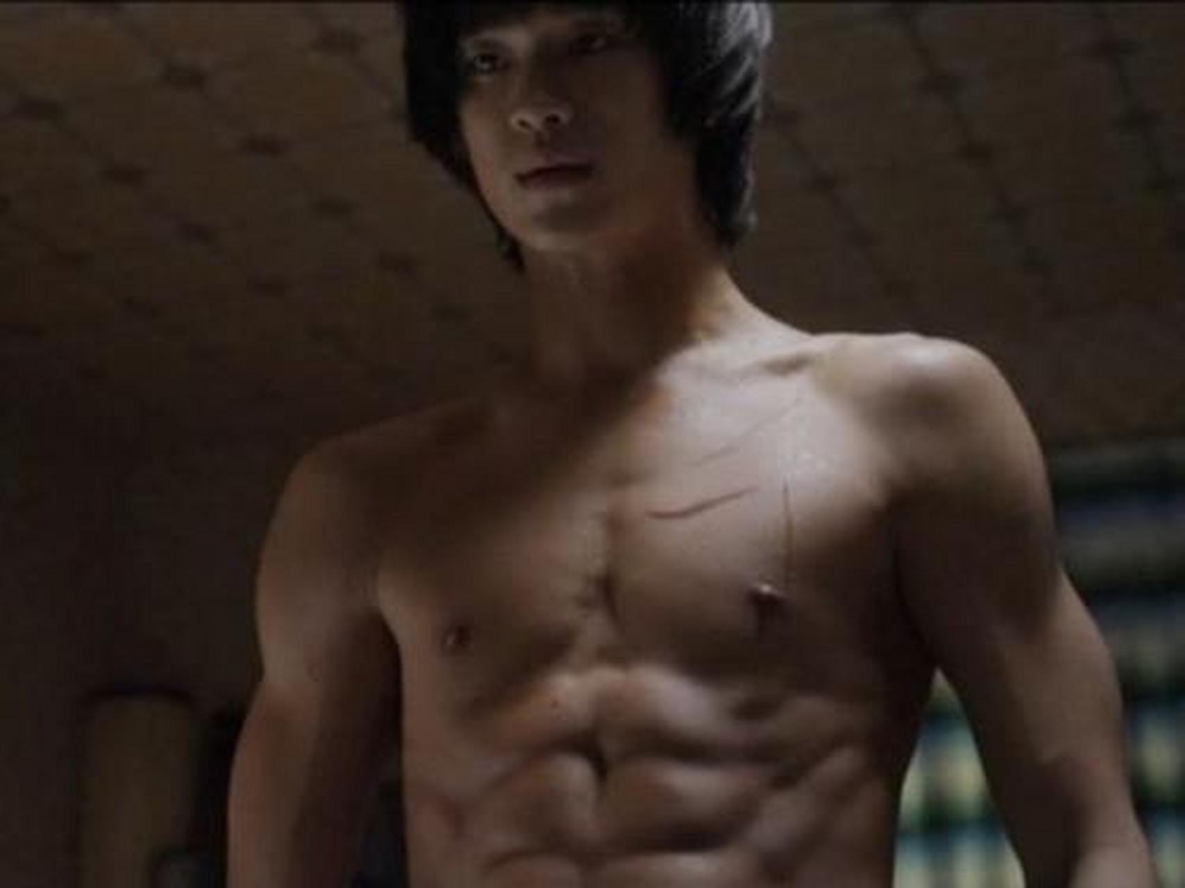 金秀贤腹肌# 金秀贤新剧《虽然是精神病但没关系》开播大显身材,照