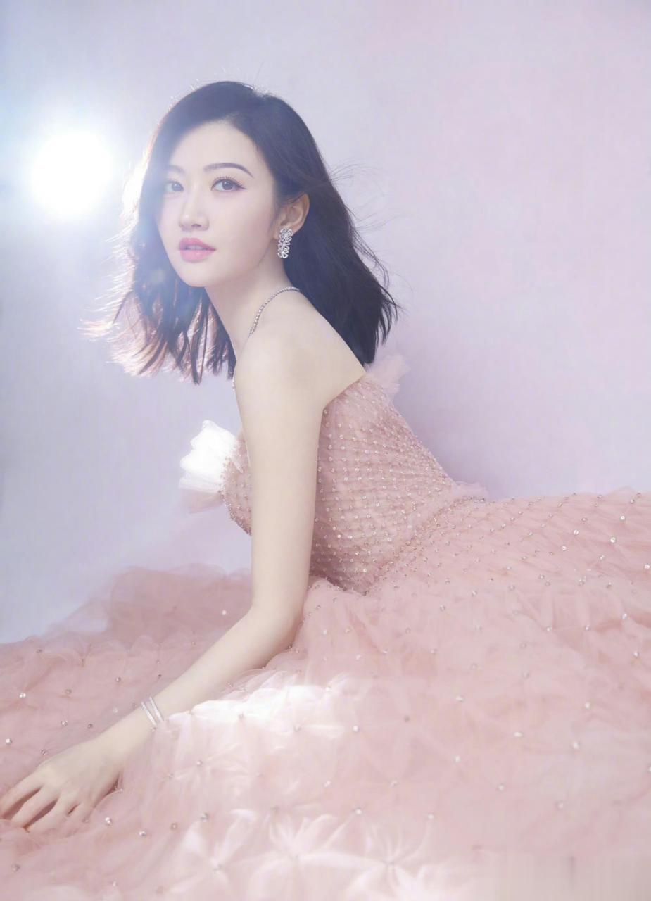 景甜抹胸粉色纱裙# 景甜华表奖造型大片来啦,粉色闪钻抹胸纱裙尽显