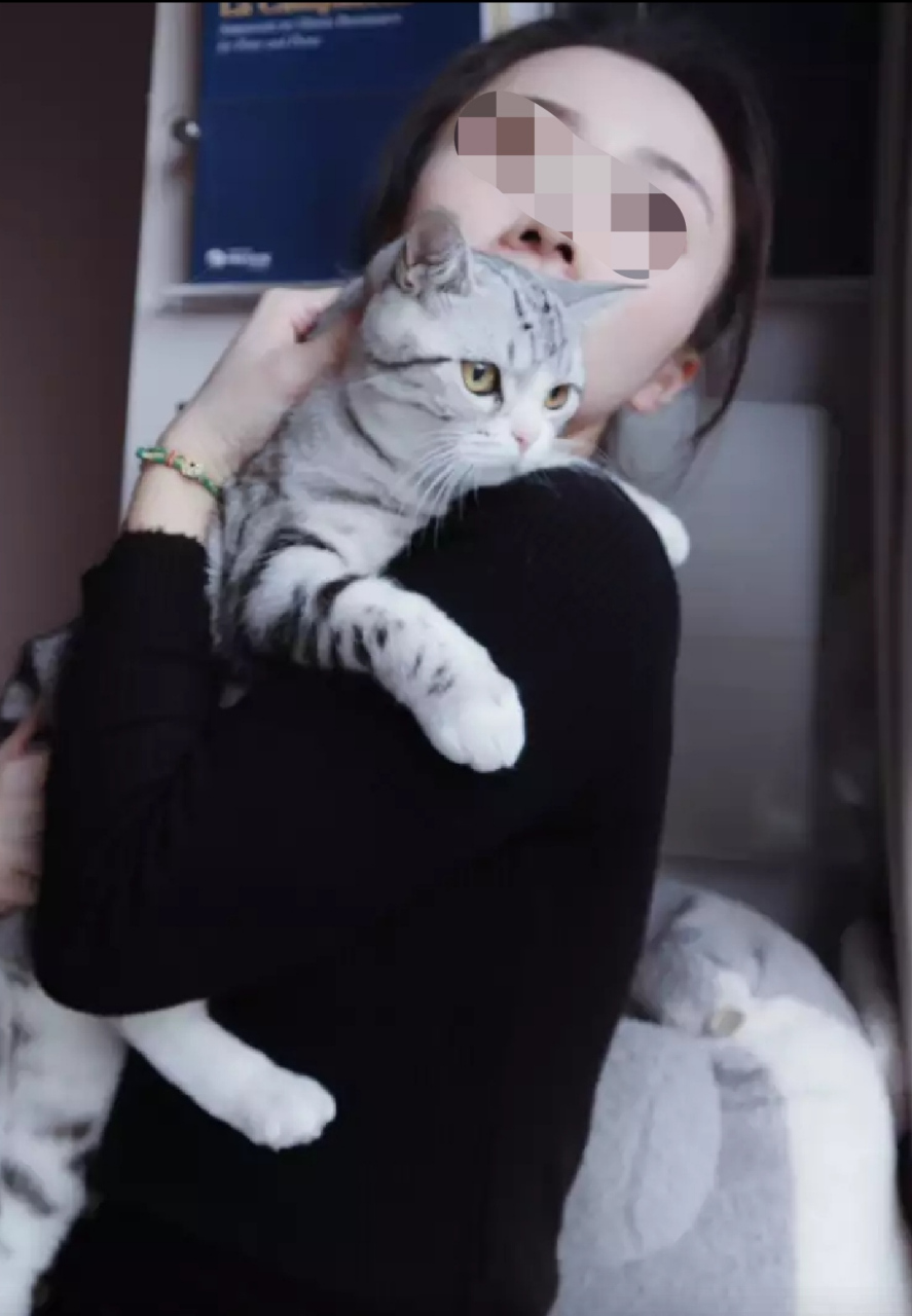 今天跟女朋友约会结束的时候已经22点了.我打了--辆出租车送她回去.