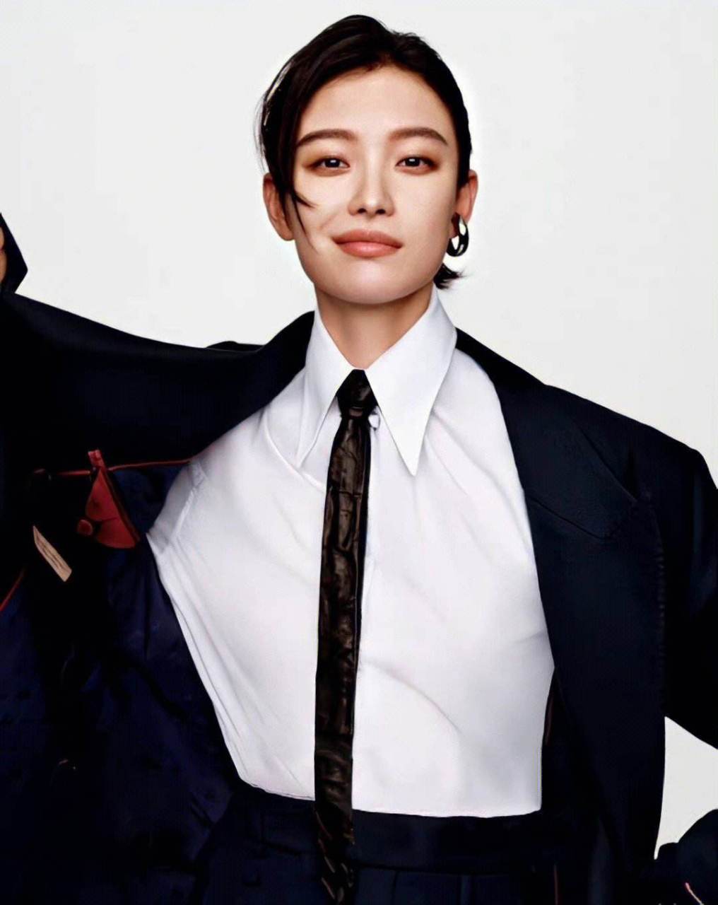 倪妮她在85花里是比较稳的,没戏上的时候她不争热度盯着她的人不多