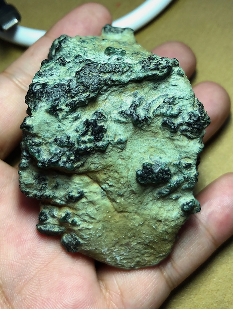 点击头像看直播##翡翠原石#32克南齐脱沙冰老蓝水,起胶起荧,罡味十足