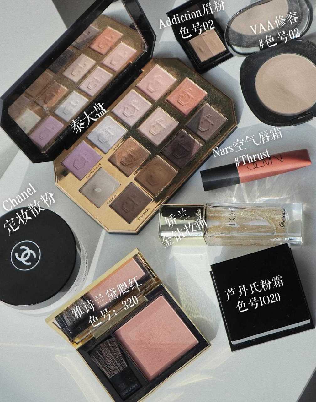 底妆:芦丹氏粉霜 色号:io ;[色] 近期基本每天都在用芦丹氏,即便不化