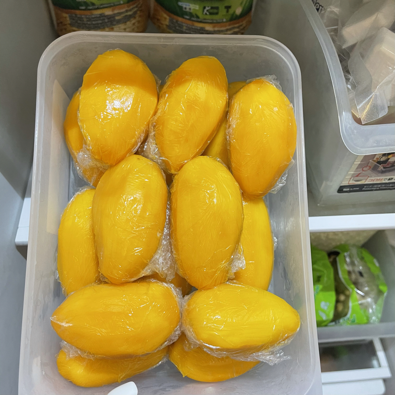 芒果削好皮 包上保鲜膜 放冰箱冷冻室 四个小时后拿出来开吃 绝了虎 