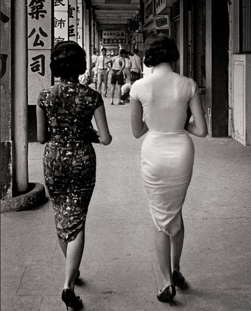 50年代,香港街头的妇女!从什么时候开始,她们不穿旗袍了呢?