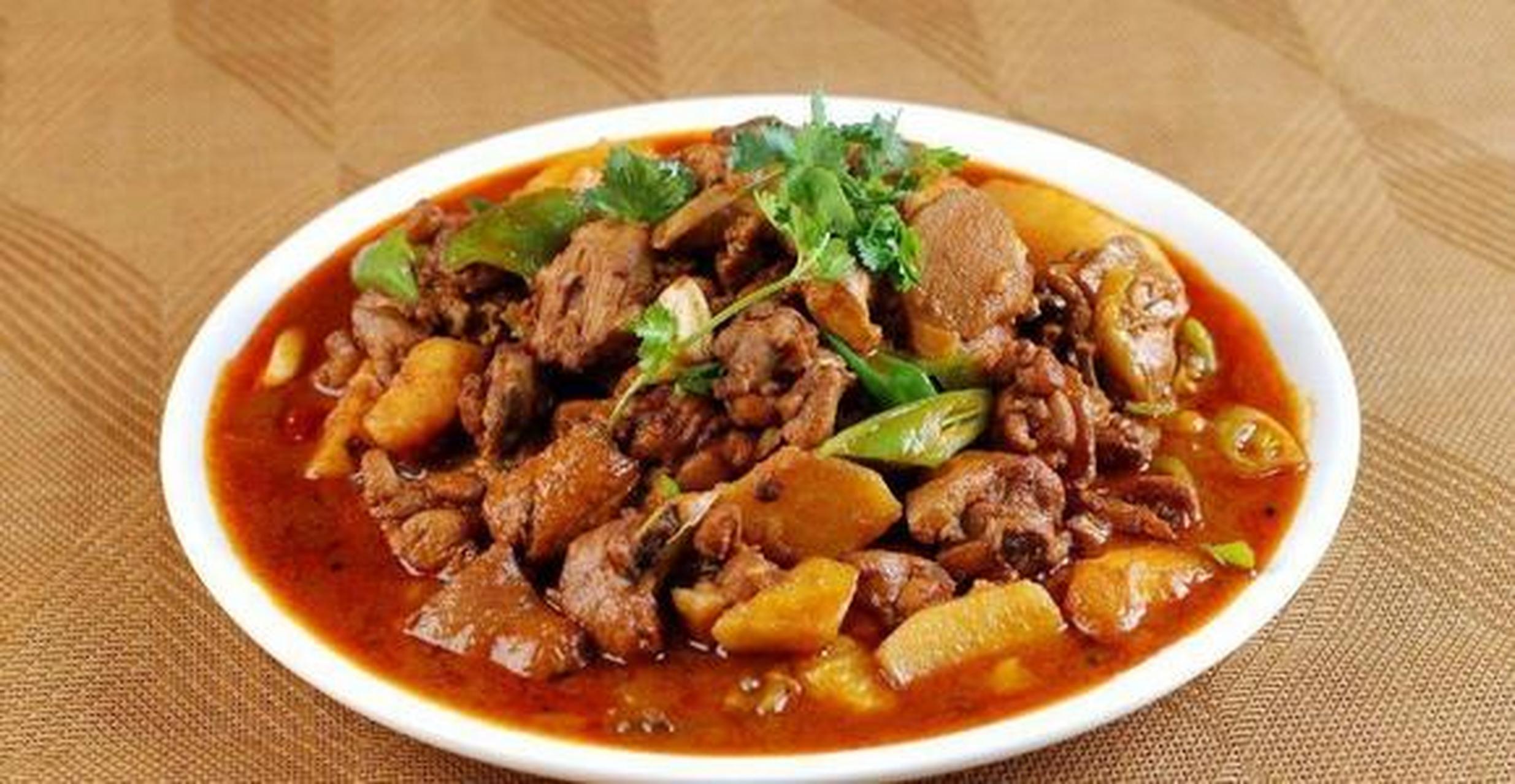 美食教程#炒鸡:炒鸡在泰安也是一个比较传统的美食,用的也是当档哪