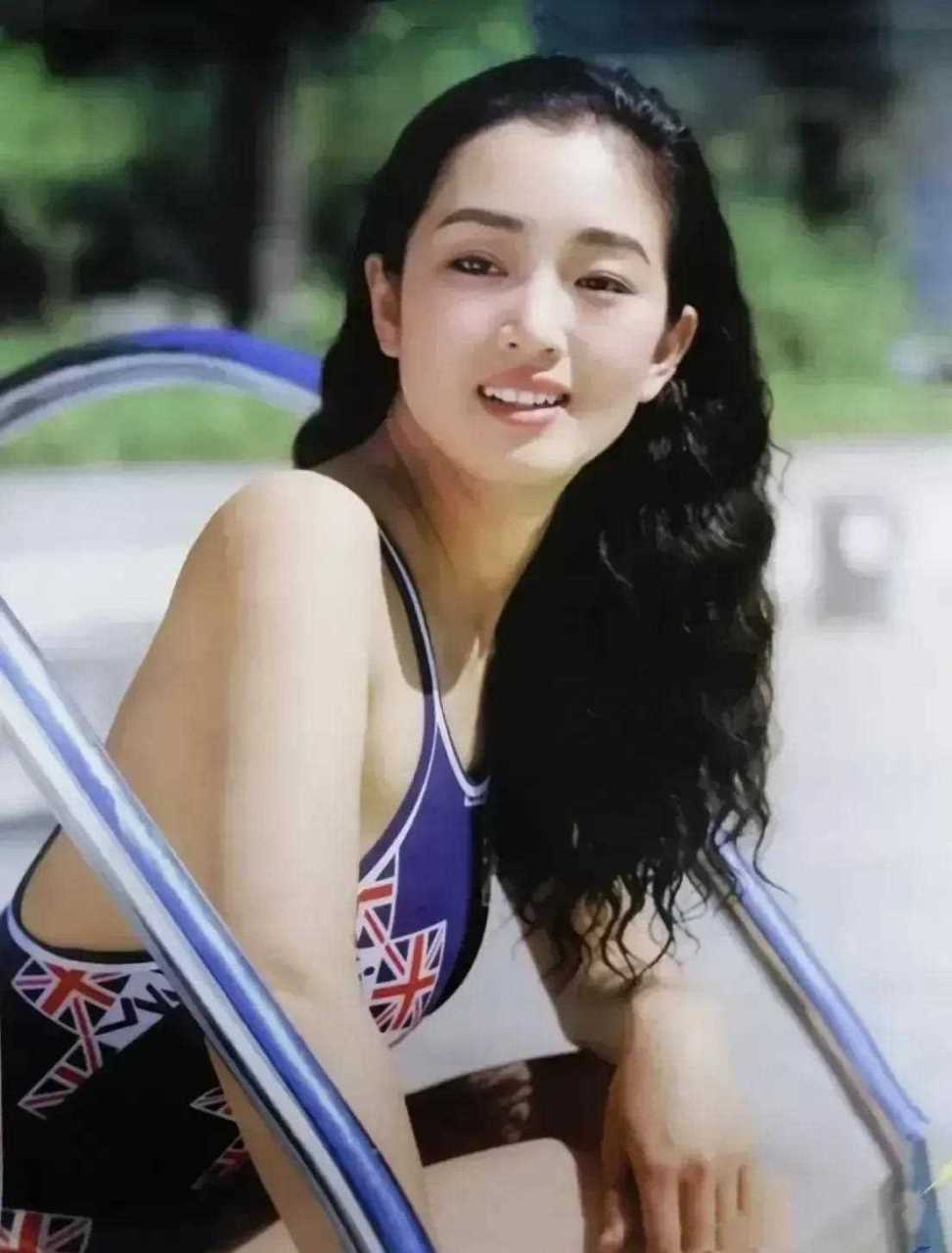 巩俐年轻时可真是个大美女,看她穿着泳衣的这组照片就知道她有多么的