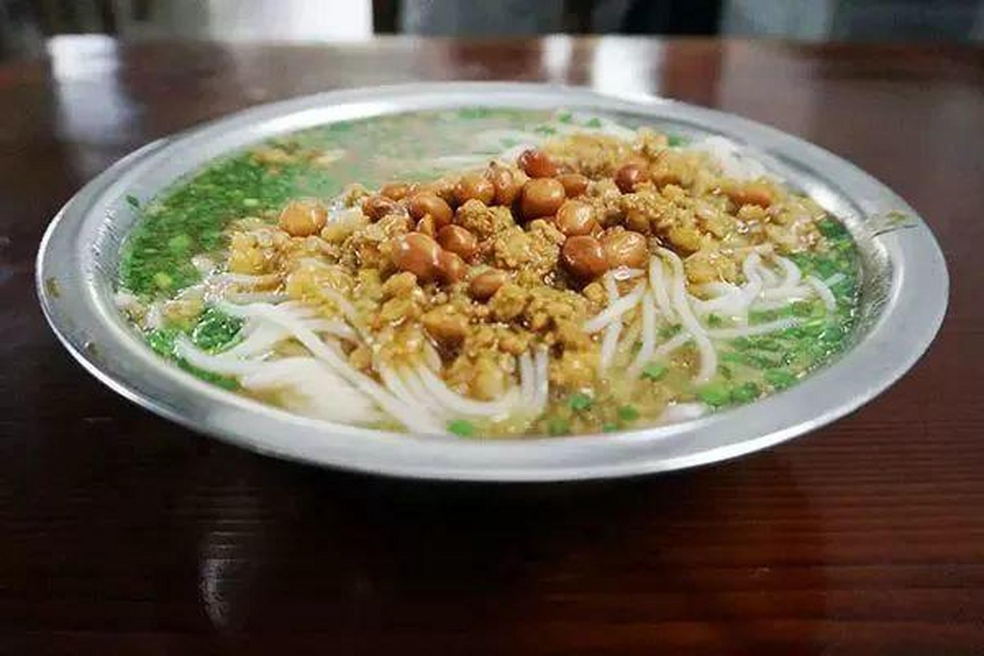 来南宁必吃的生榨米粉又称生榨粉,最传统的生榨米粉来自南宁蒲庙镇,是