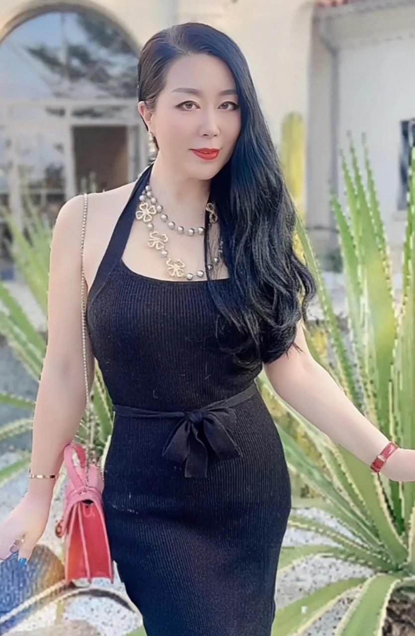 经典美熟很多人应该在网络上看过她的照片,从博客到抖音十多年了,越