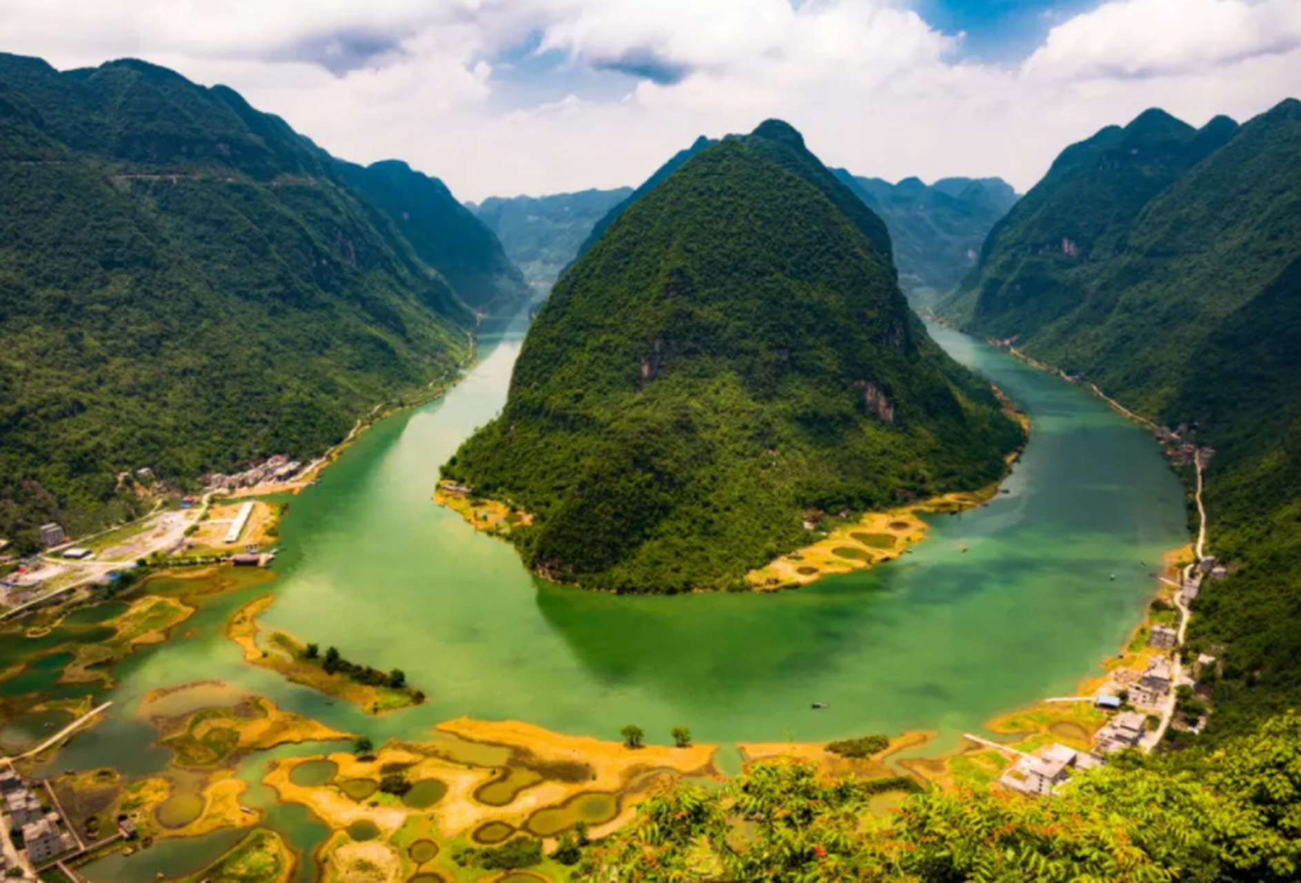 河池,位于中国广西壮族自治区,是一座充满自然美景和丰富人文历史的