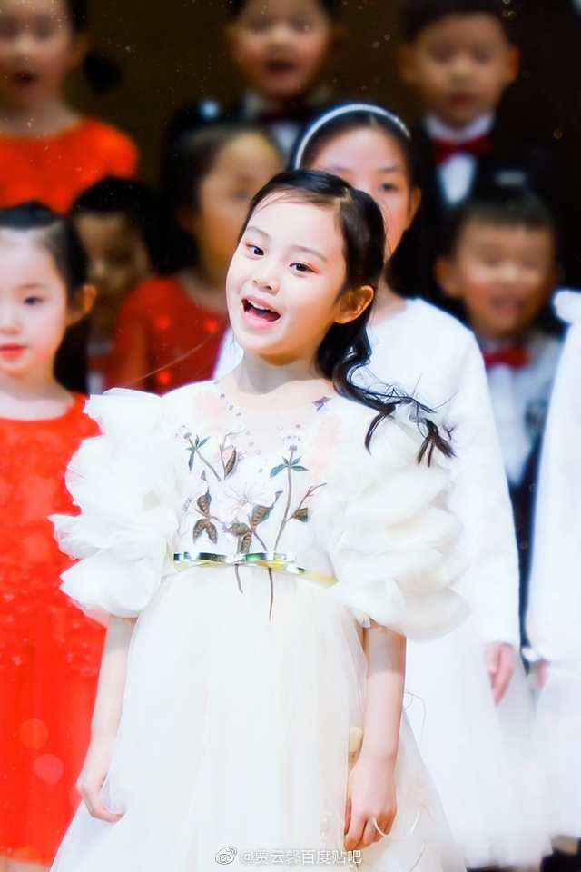 潮品#甜馨近照#甜馨领唱萤火虫# 甜馨的一组音乐会现场图曝光,小甜馨