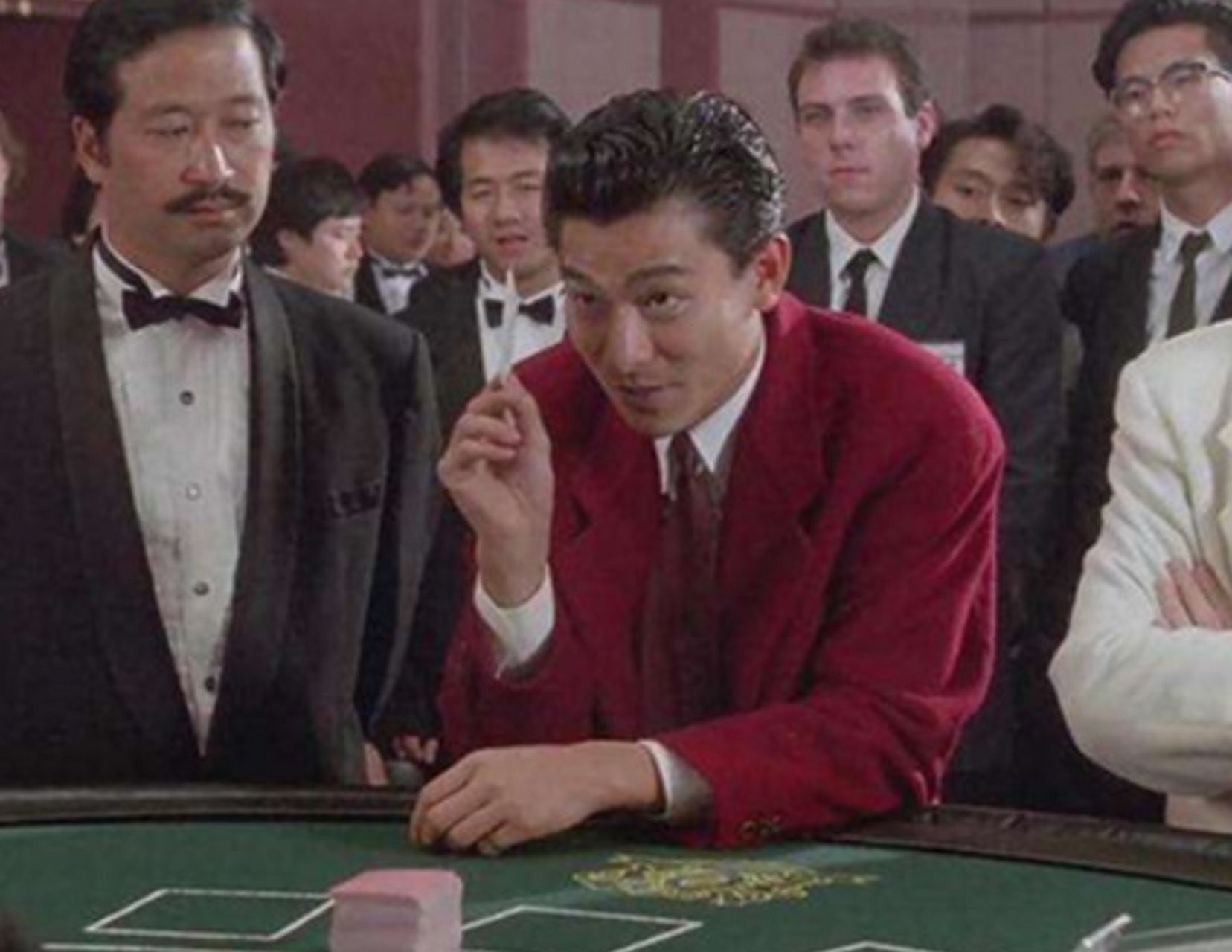 拍摄《赌神》时,刘德华误伤眼睛,仍忍痛完成拍摄,展现了他的职业精神