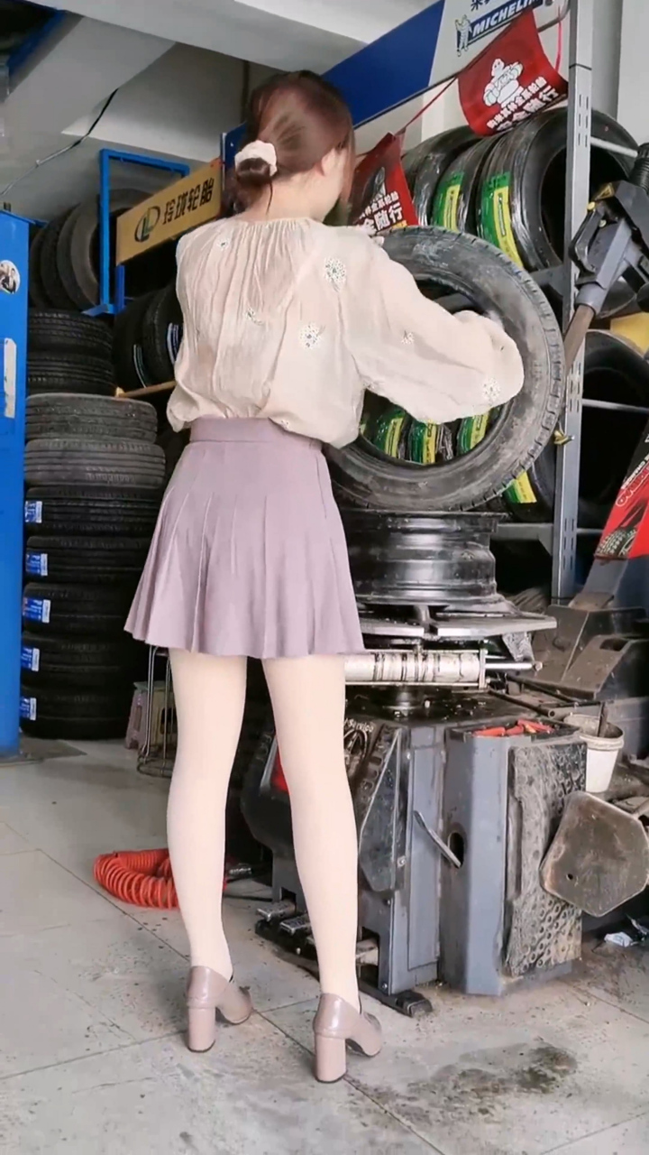 花50块钱让美女补胎,眼前的这一幕我看愣了,加点钱不过分吧