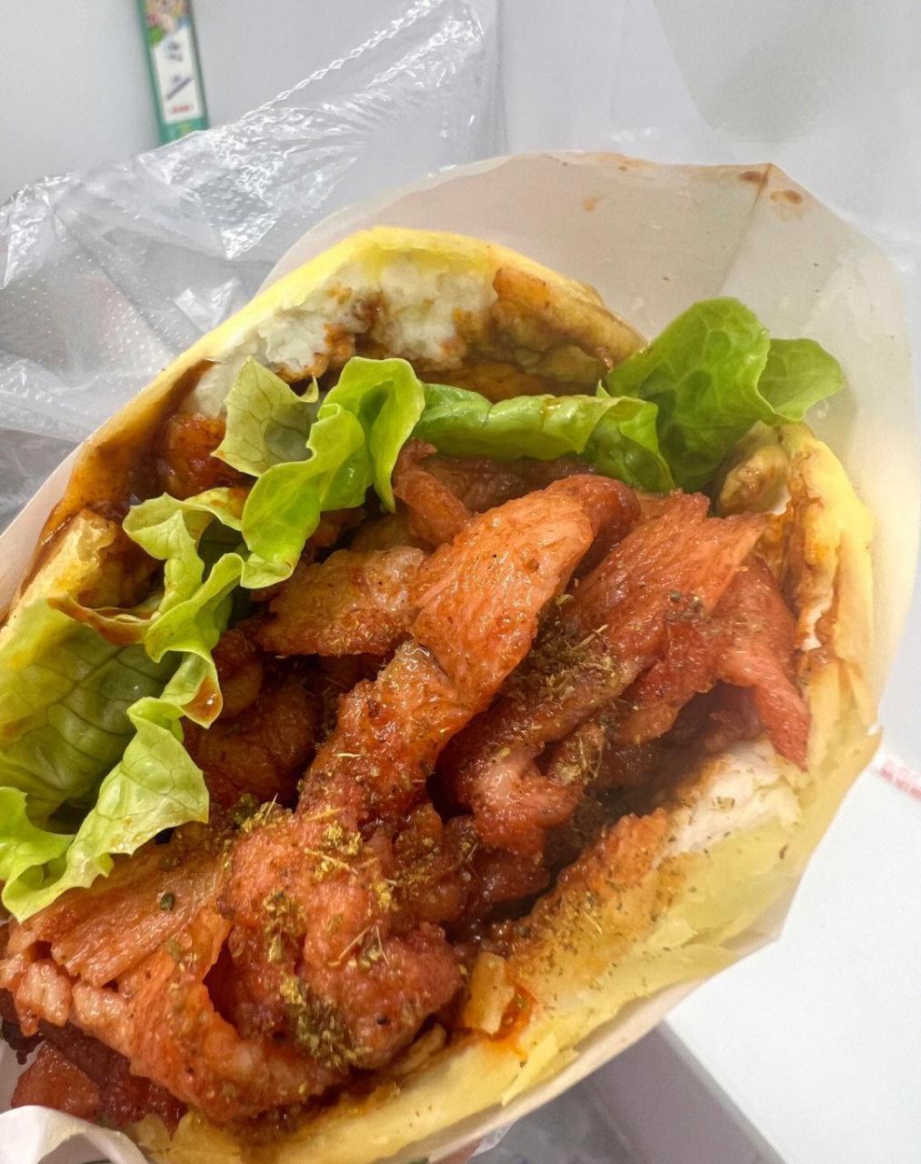 现在这种饼很少看见了,以前可是学校门口的标配呀,放学买个里脊肉饼吃