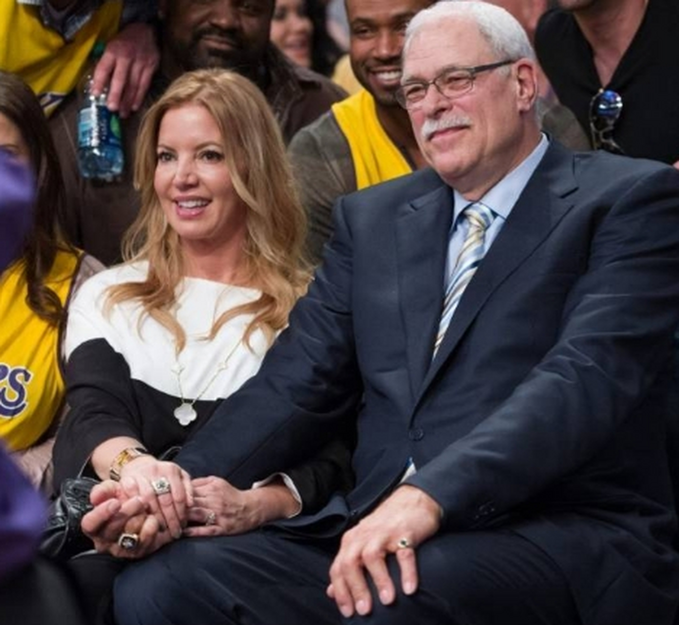 珍妮-巴斯为前男友菲尔-杰克逊送生日祝福!