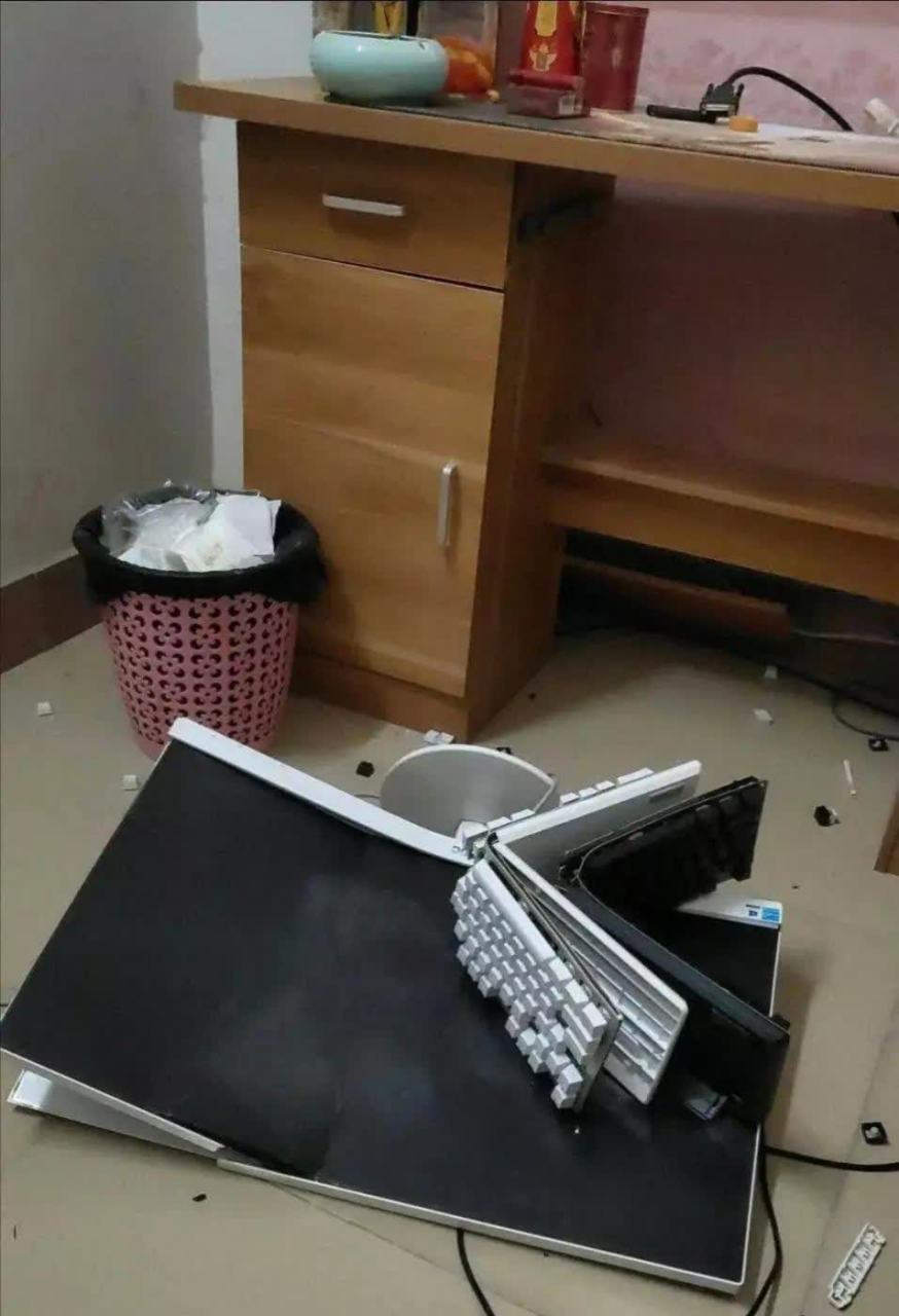 电脑被女朋友砸坏了. 她不知道,她吃着,喝着,偷懒着,活着,活着.