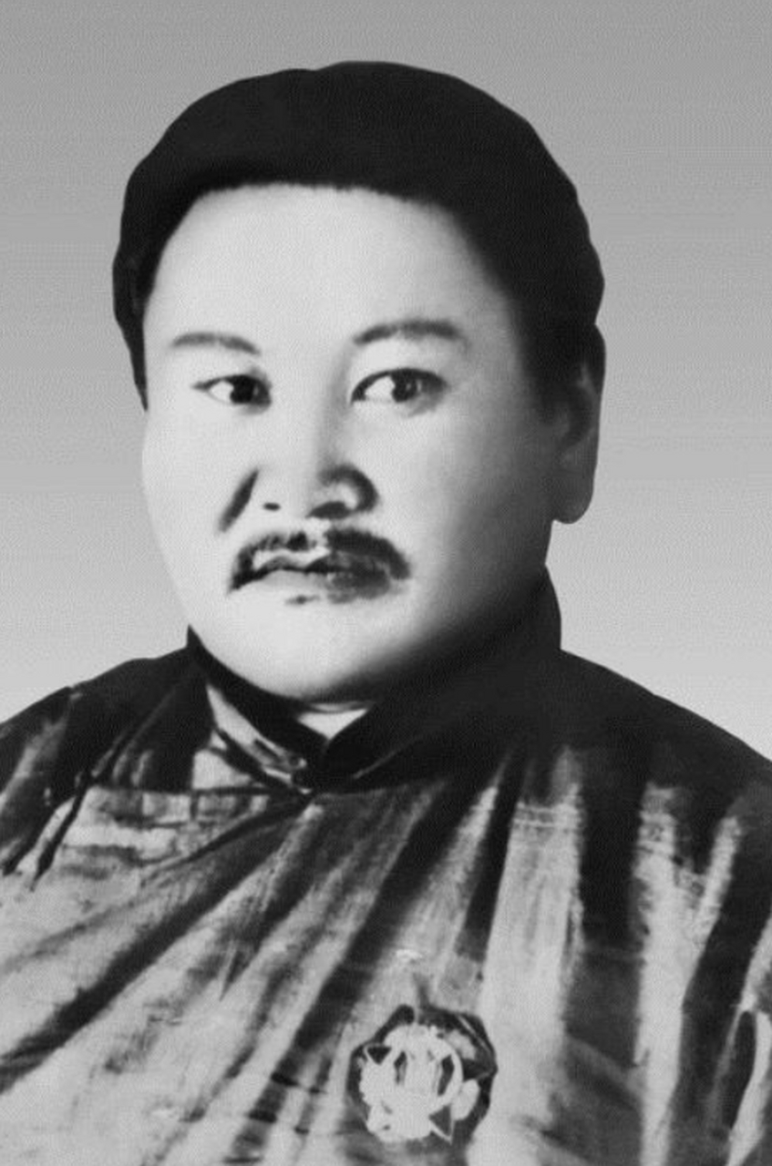 上世纪30年代,总理根登在蒙古的照片,当时他正在参观苏联山,在一次