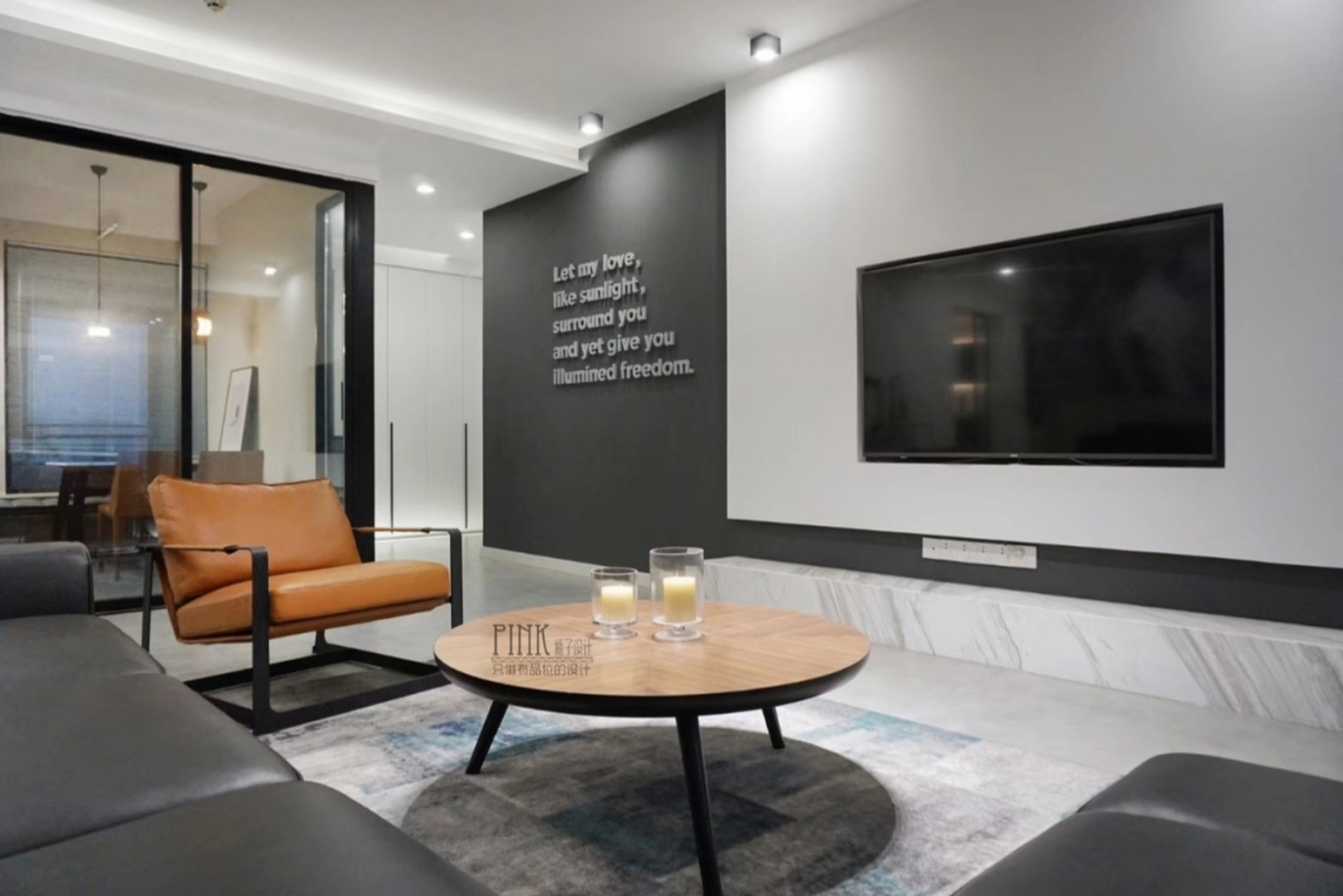 护墙板,电视内嵌,无吊顶设计让整体一个平面干净利落 爵士白的岩板做