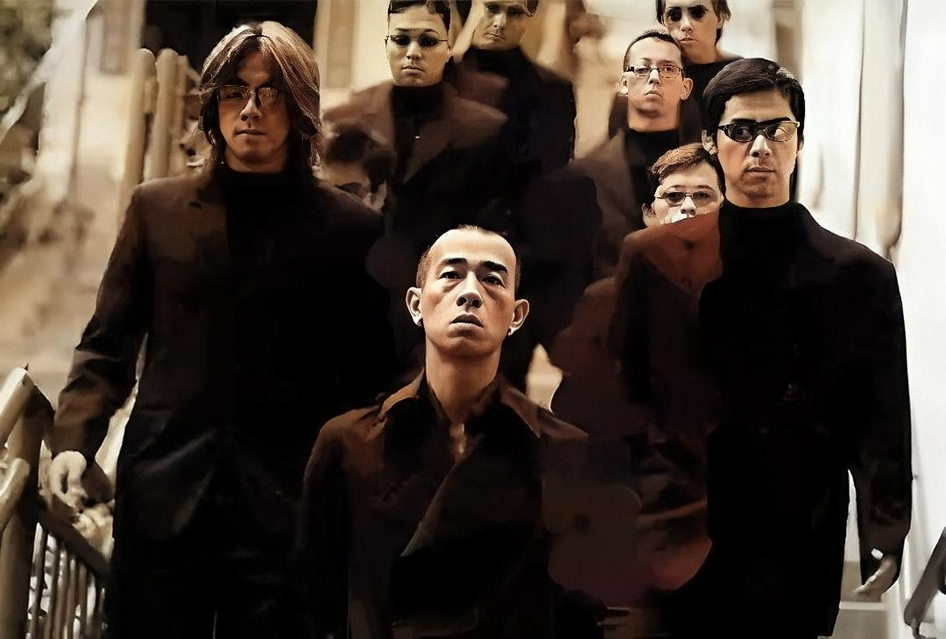 1990年,在街道的一个村庄,三个年轻人在镜头前,模仿当时流行的"古惑仔