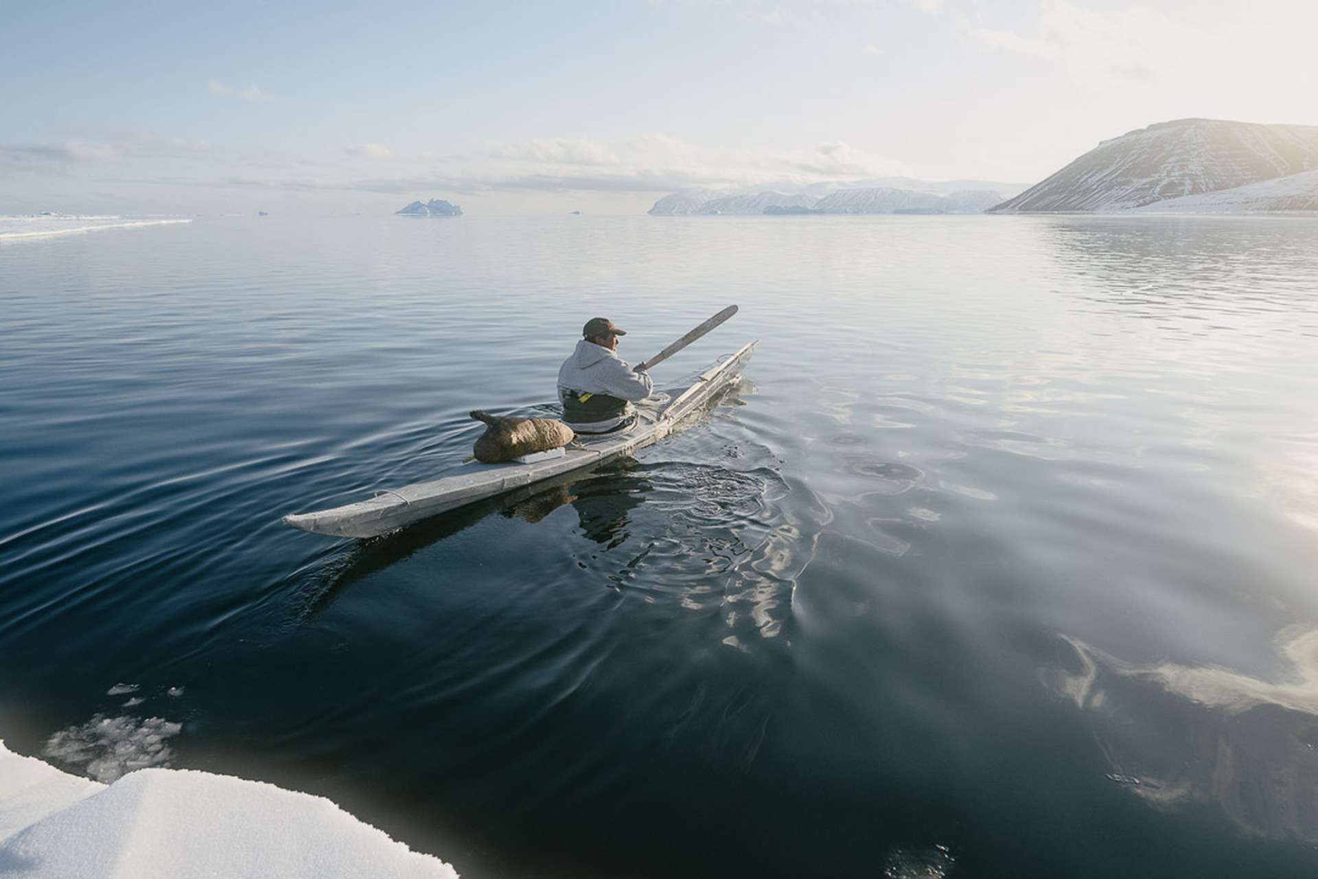 在格陵兰岛的北极高地,那里的因纽特猎人使用皮划艇,他们已经使用了几