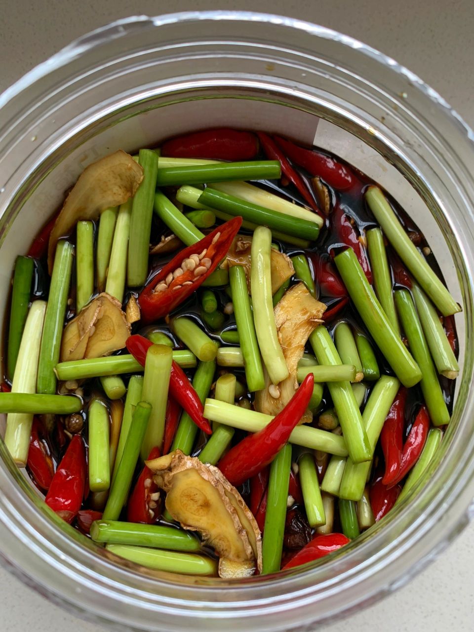 夏天吃粥配饭配面条都绝绝子 食材:蒜苔,小米辣,姜片 料汁:生抽,水各
