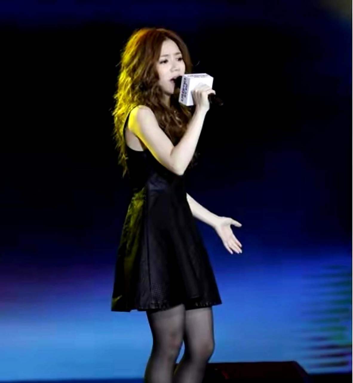 邓紫棋在舞台上穿着黑色丝袜搭配荷叶连衣裙,彻底释放了她的天性.