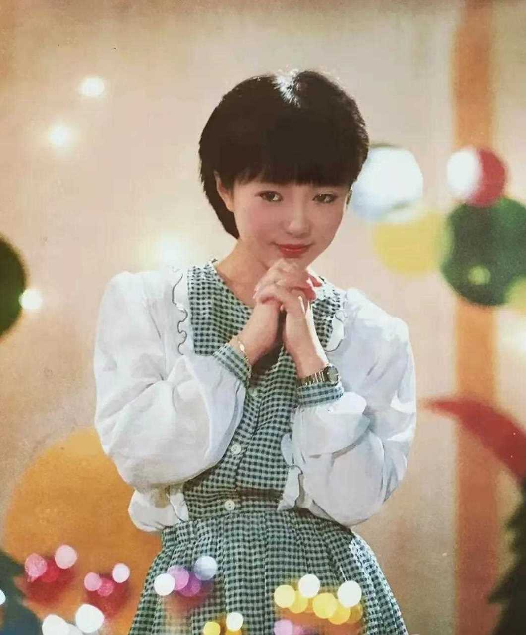 80年代的流行歌手程琳晒出一张小时候的照片,那是她17岁演唱《小小