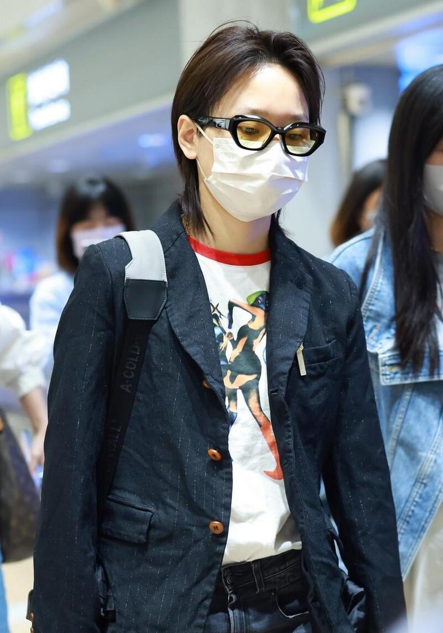 周笔畅机场街拍,黑色西装 牛仔裤 厚底靴简约干练