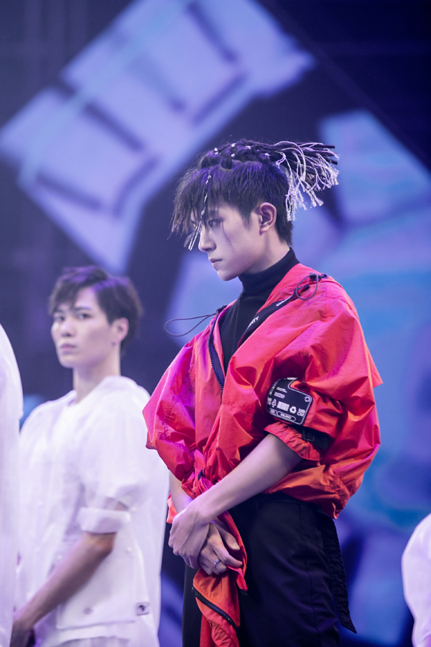 易烊千玺扎起辫子来也太帅了吧,而且瞬间气场十足,头发长的男生赶紧学