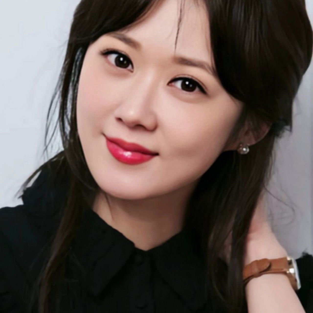 张娜拉,这位韩国女演员,以其甜美的外貌和可爱的娃娃脸而备受观众喜爱