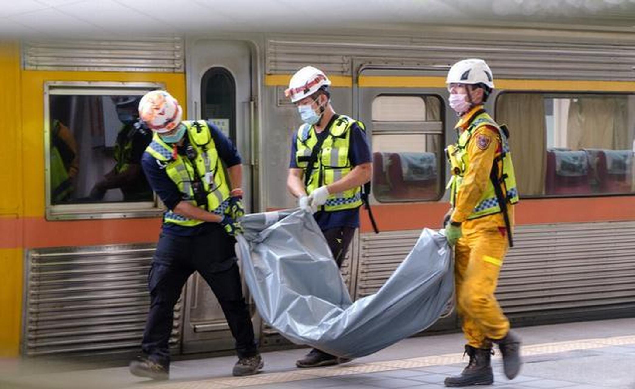 臺灣列車脫軌事故:太魯閣新城火車站不斷有遇難者遺體被移出