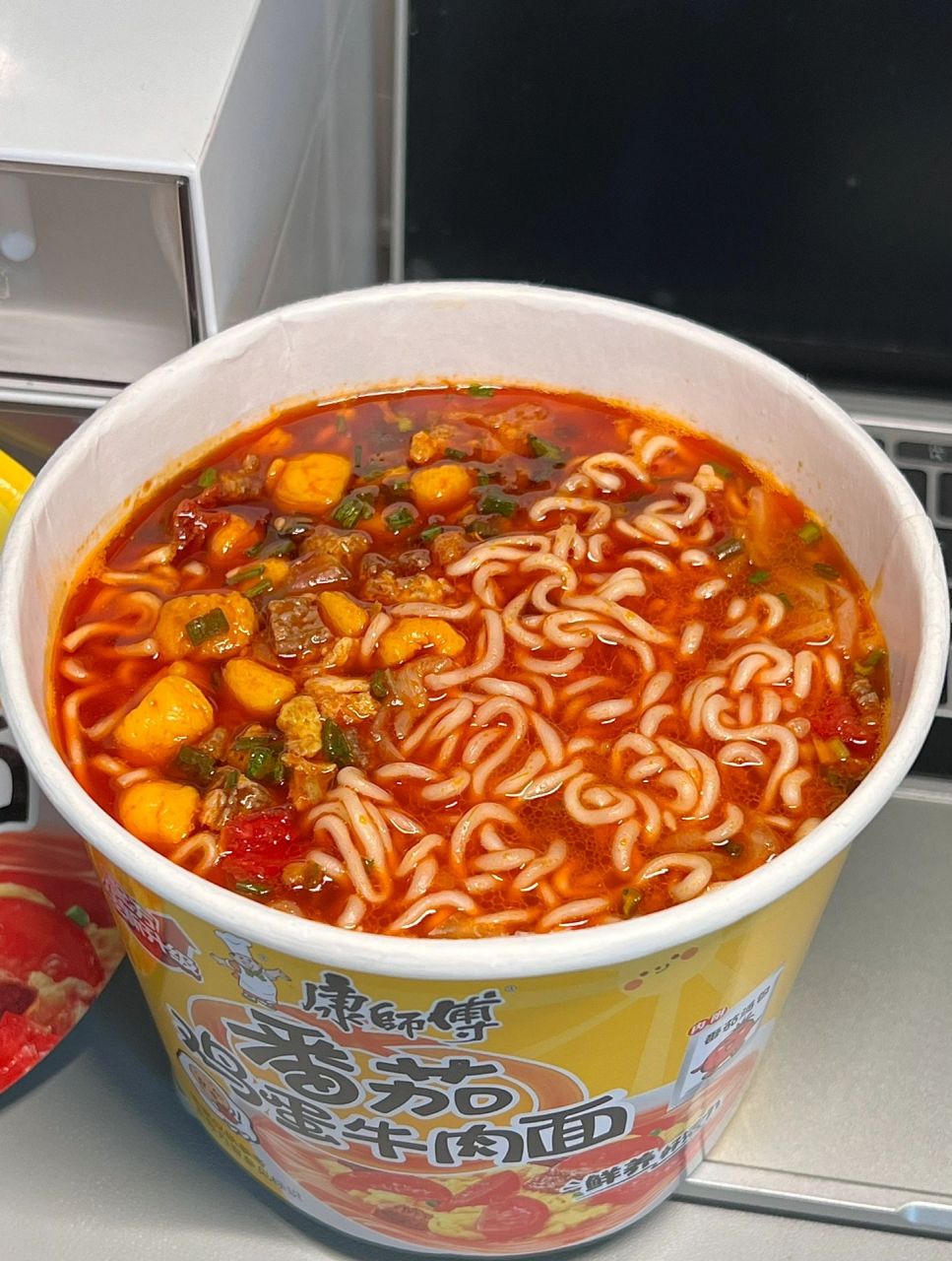 这个97番茄方便面的番茄尊的巨巨巨浓! 汤汁酸酸甜甜的,非常开胃!