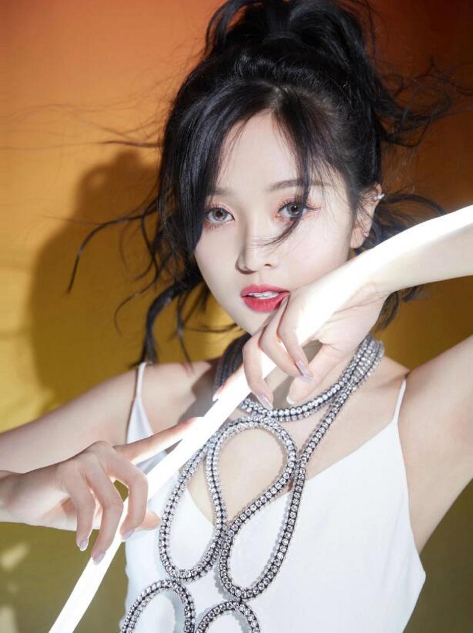 颜值与实力并存的性感女神#吴宣仪# 雪肤玉貌,身姿窈窕,白皙水嫩的