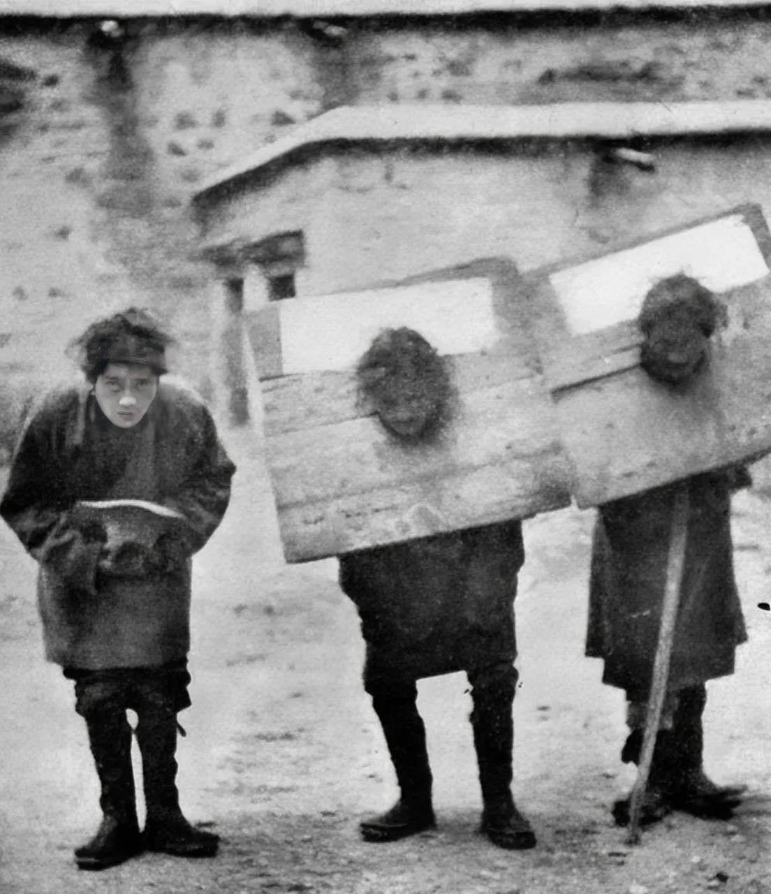 这是50年代初,旧西藏,几名农奴头上戴着厚重摩枷锁,一脸凝重的望着