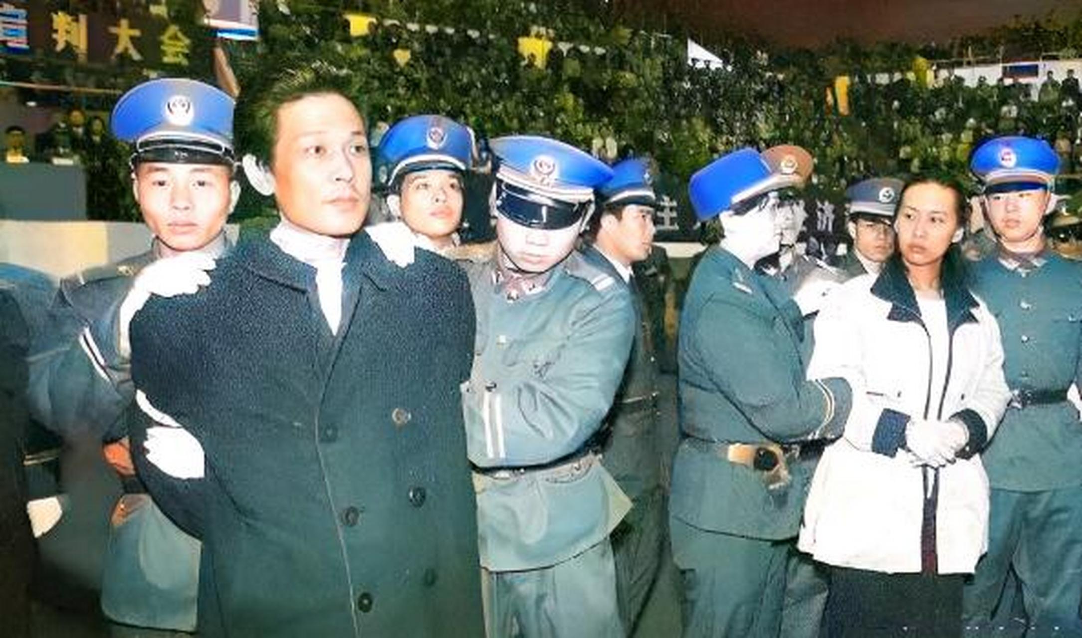1995年12月7日,被判处死刑的王建业与史燕青,在深圳体育馆进行的万人