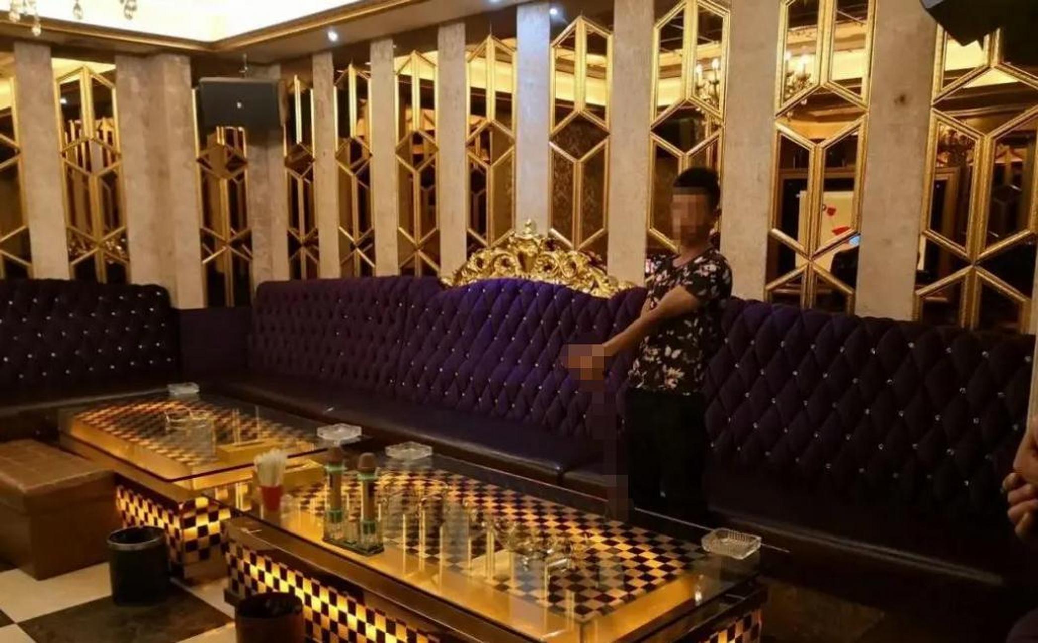 广东中山一男子和朋友去ktv喝酒,由于喝太多最后就睡在了包厢里,最终