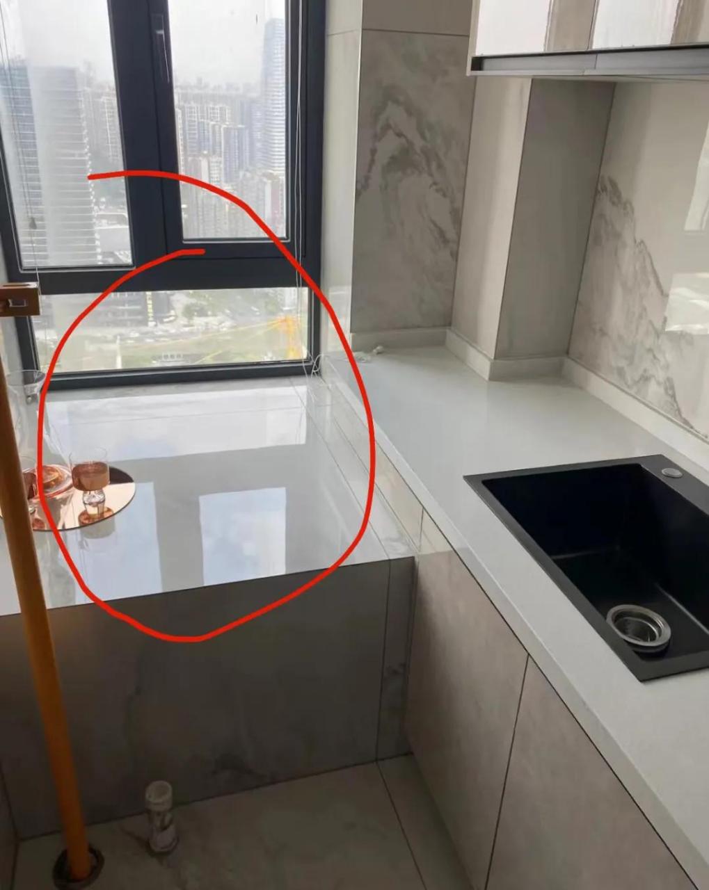 厨房都有飘窗! 浴室有飘窗就算了,厨房都也有是几个意思?