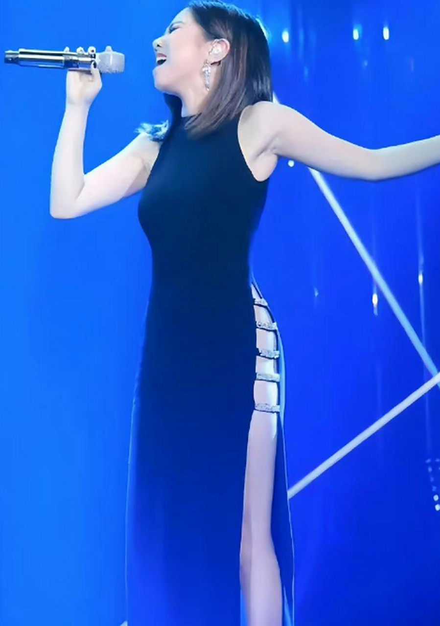 邓紫棋的这身穿搭看着还蛮性感,身材曲线凹凸有致!