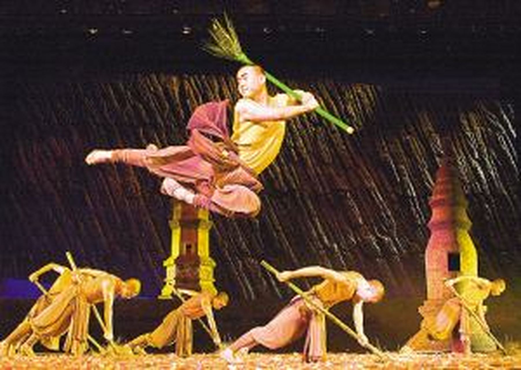 少林七十二绝技之铁扫帚功 铁扫帚功,又名铁腿功,为硬功外壮,属阳手