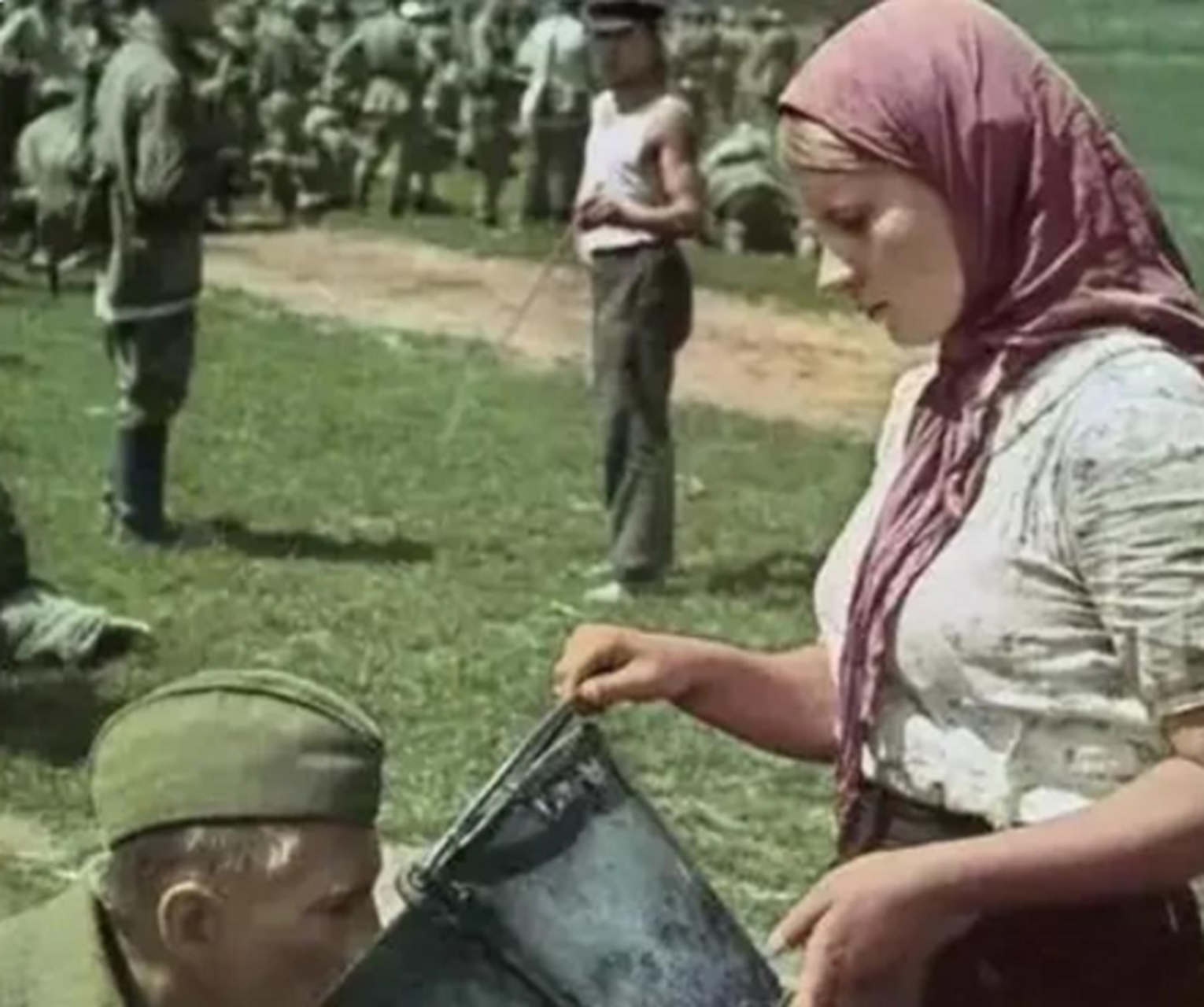 二战期间,乌克兰妇女为路过的苏联士兵提供饮用水!