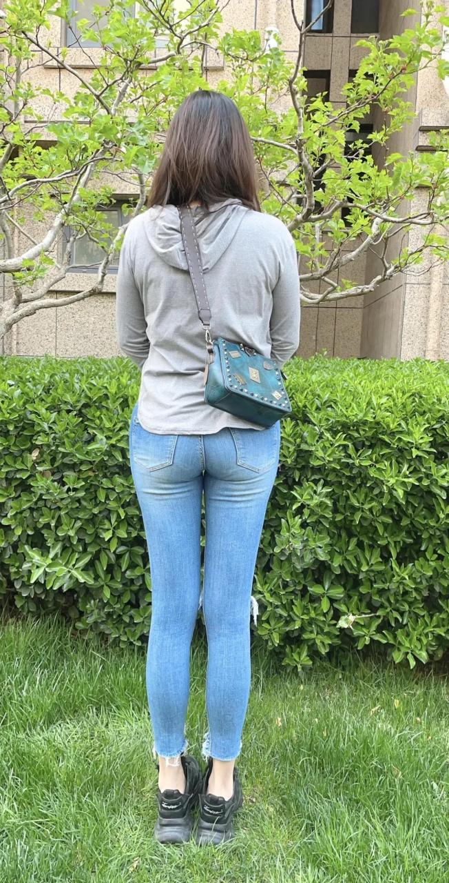 最爱紧身牛仔裤蜜桃臀,你们觉得哪个最好看?评论区留言