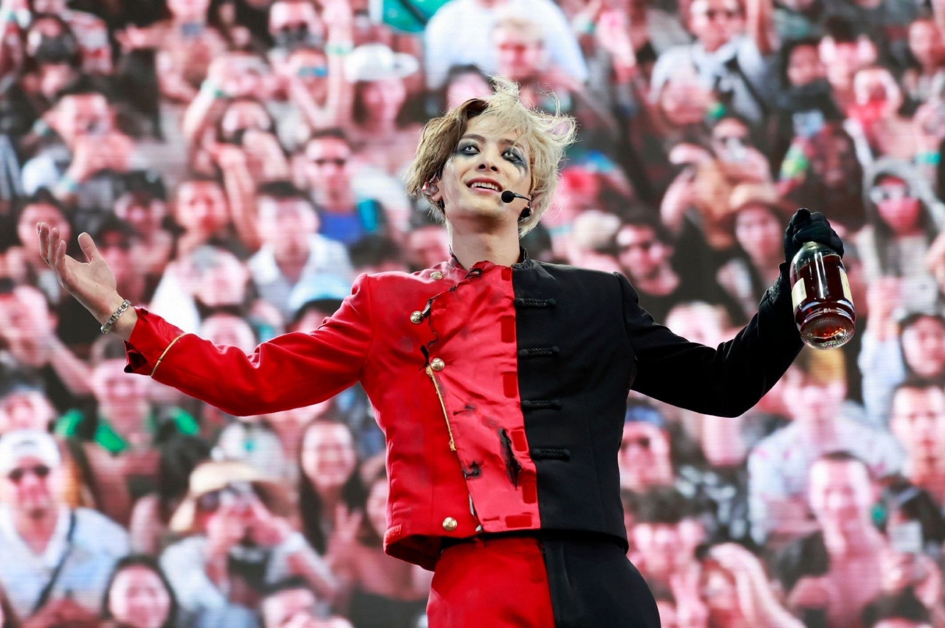 王嘉尔 再次登上科切拉音乐节的舞台,表演依旧狂野又精彩,观众的反响