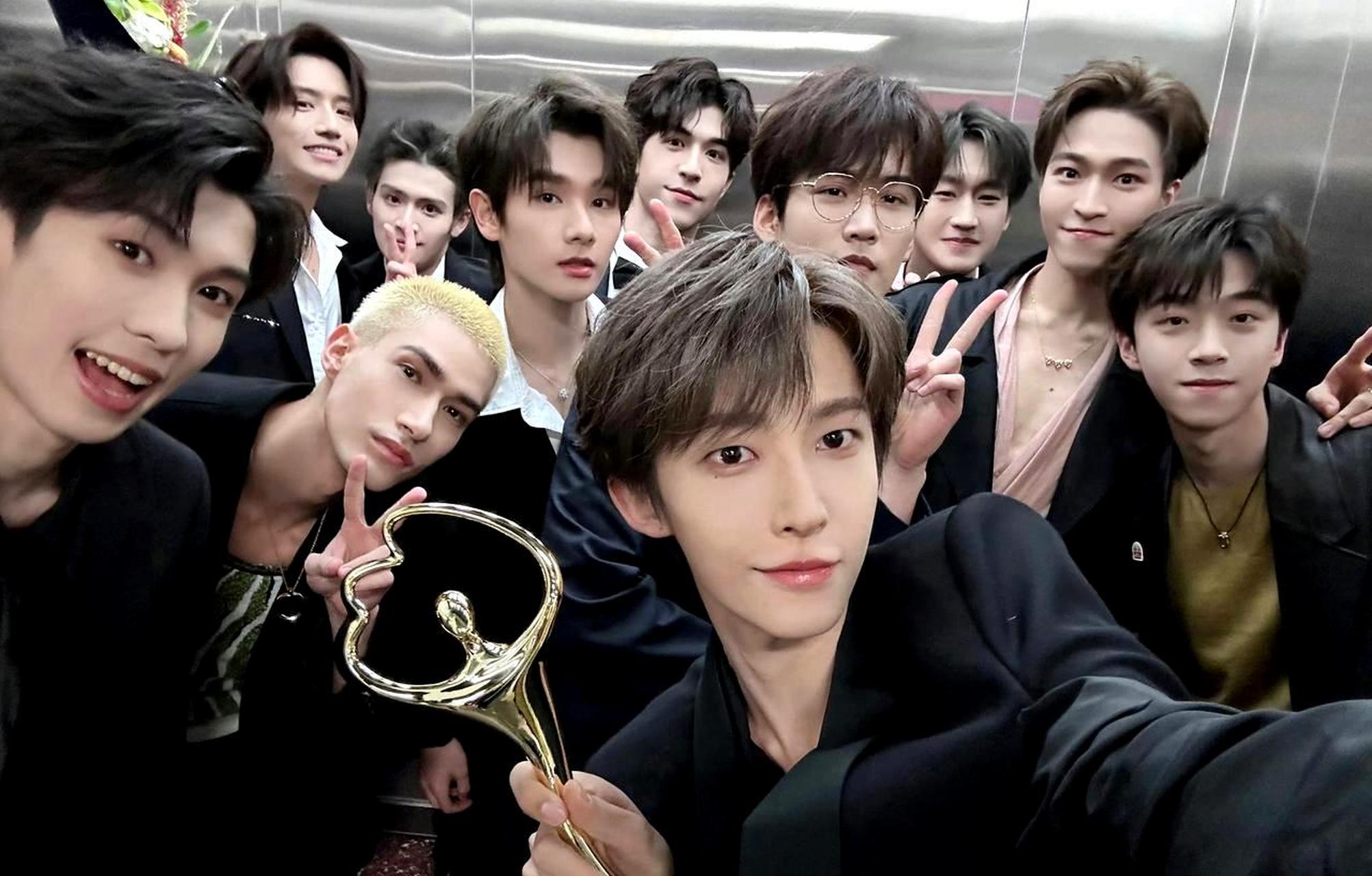 他们整齐地坐在嘉宾席上,格外引人注目