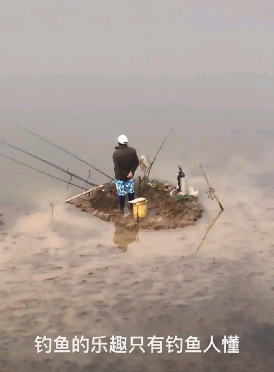 网友:钓鱼人风雨无阻,这就是钓鱼人的精神 