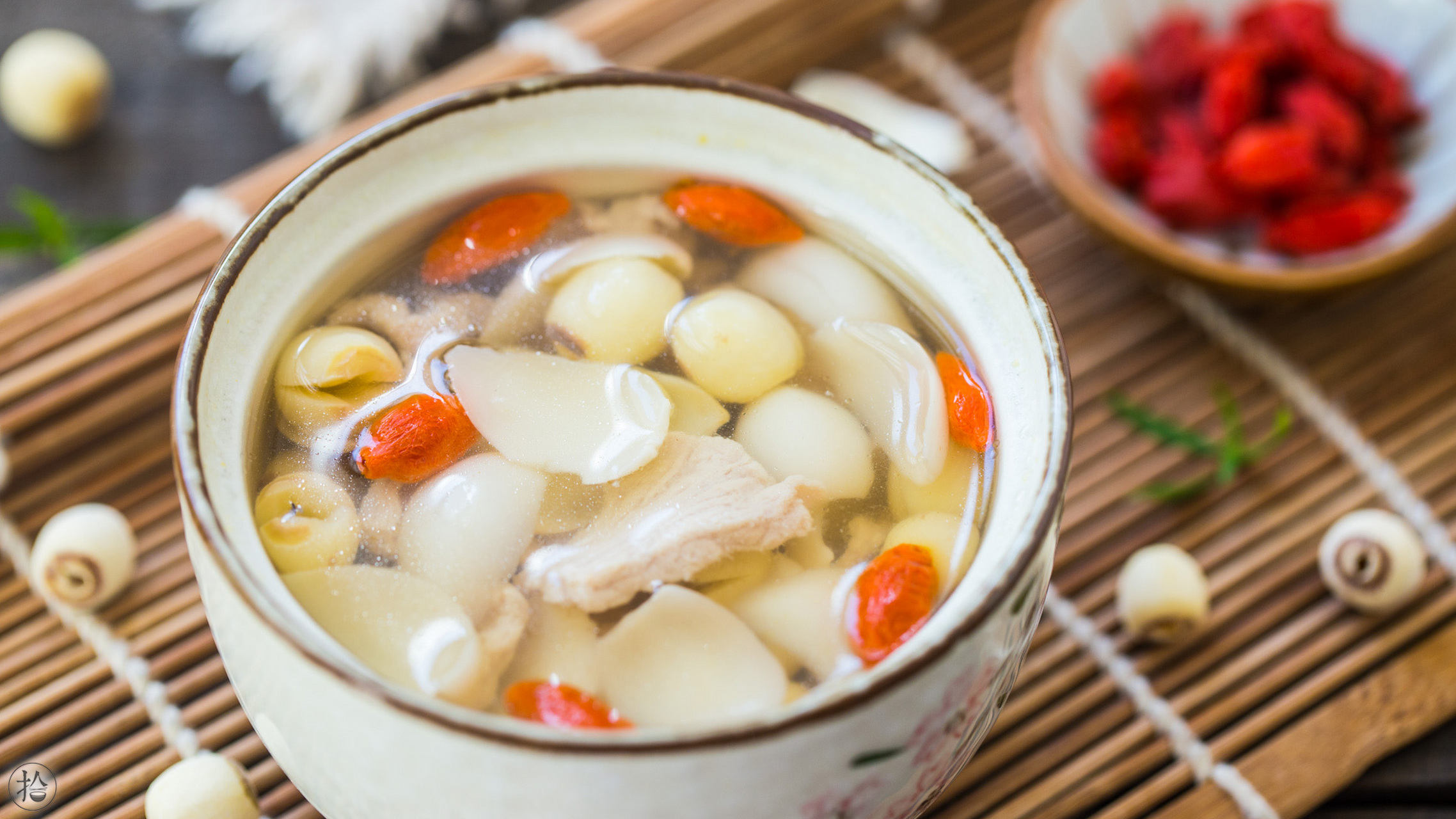 莲子枸杞百合瘦肉汤 百合,莲子,枸杞,都是特别适合 食用的食材.