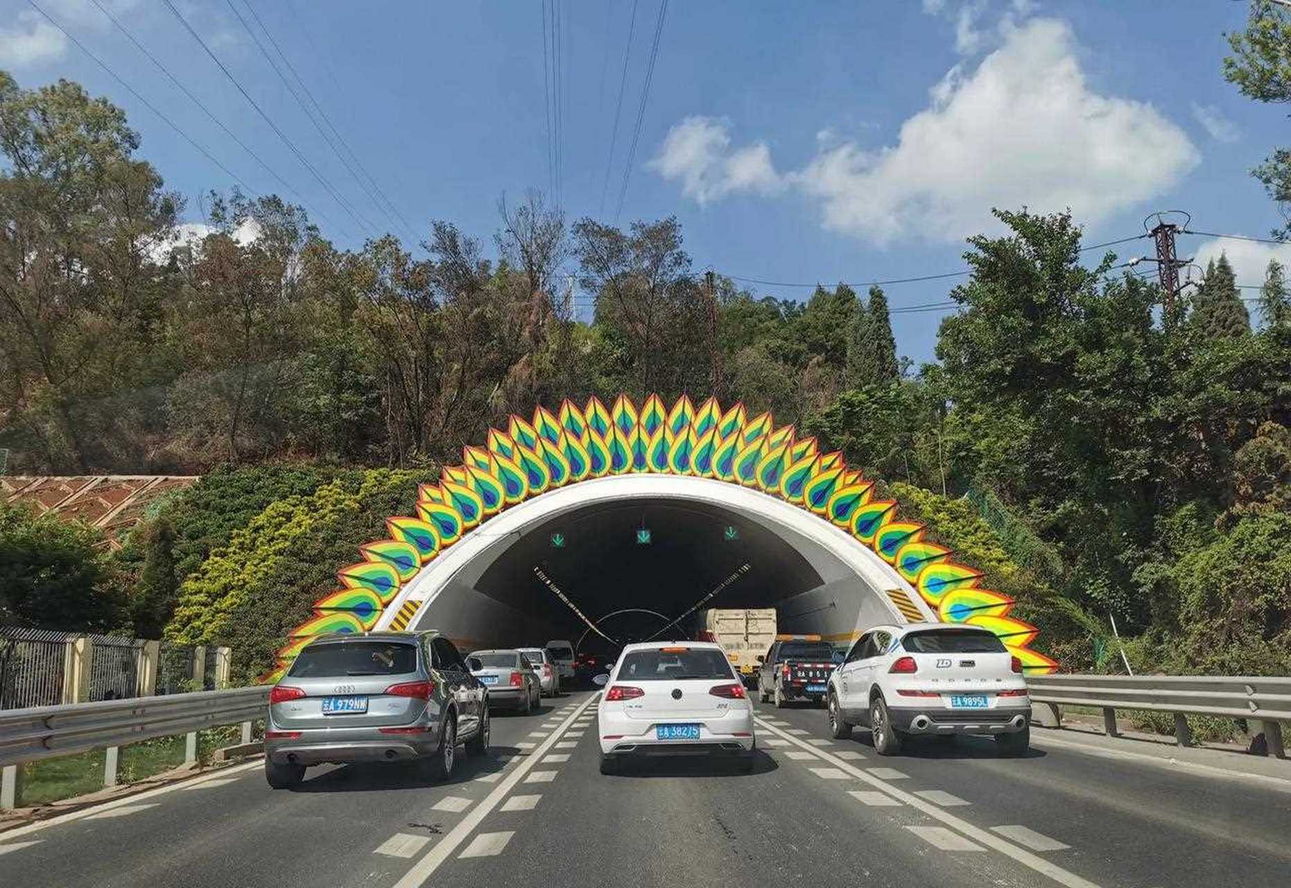 奇异的碧鸡关隧道 最近经常走碧鸡关隧道,经过"提升改造"后的隧道十分