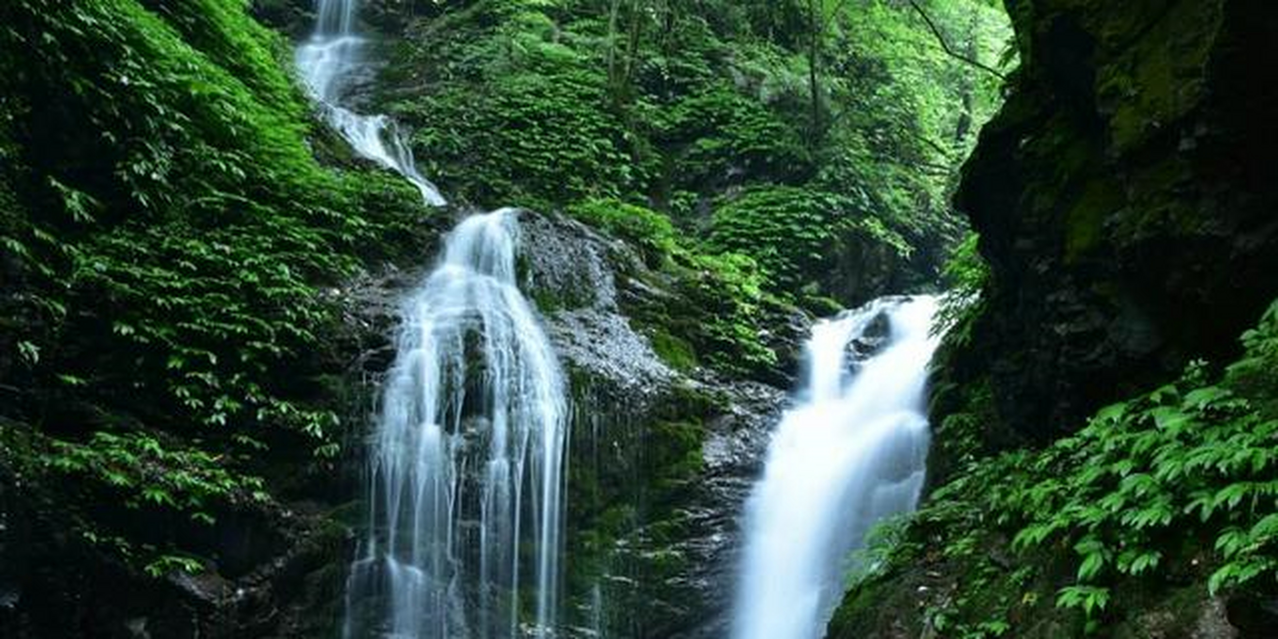 该景区就是神瀑沟风景区,位于四川德阳市.