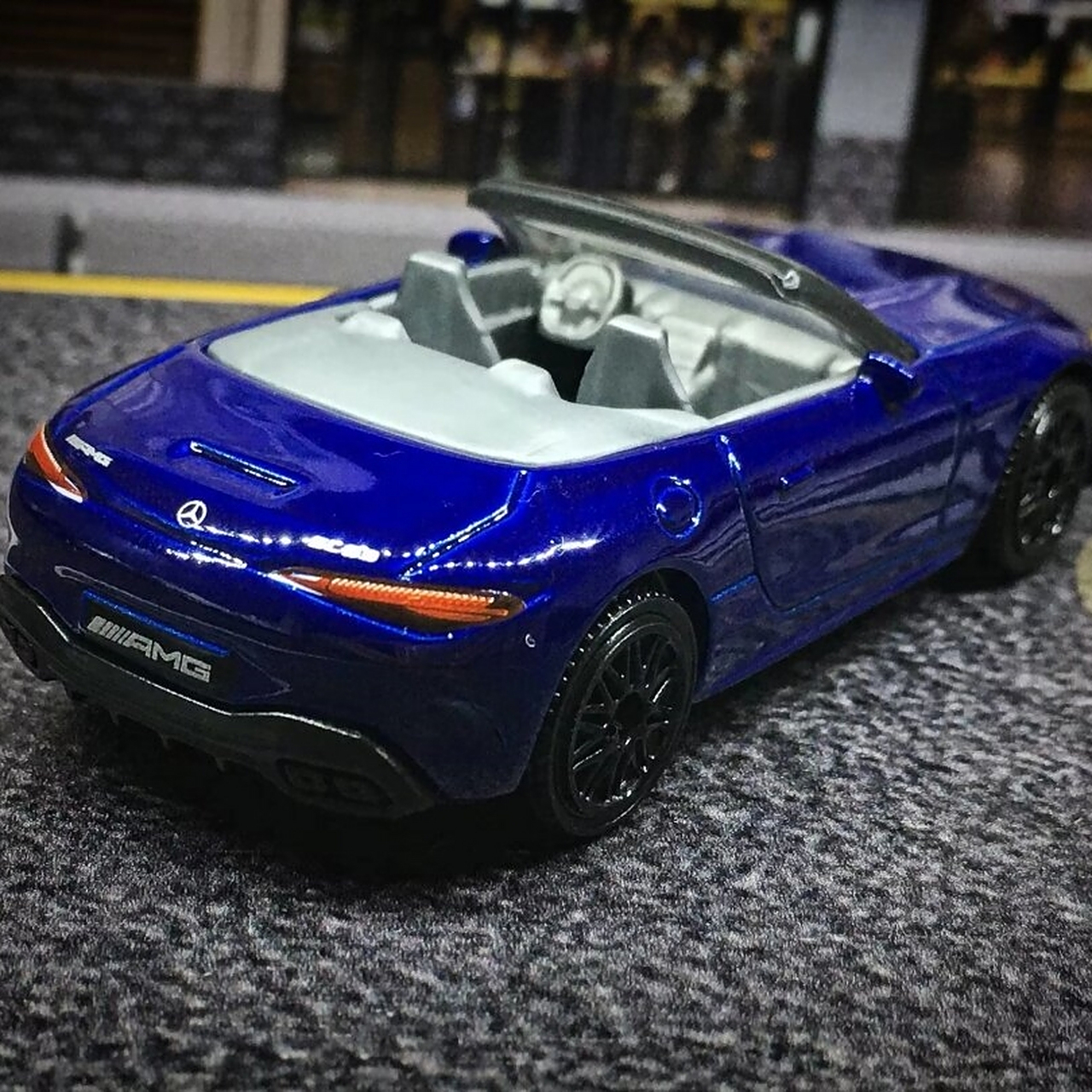 这款火柴盒奔驰 sl63 amg 性能车拥有精美的细节与强大的性能,让人