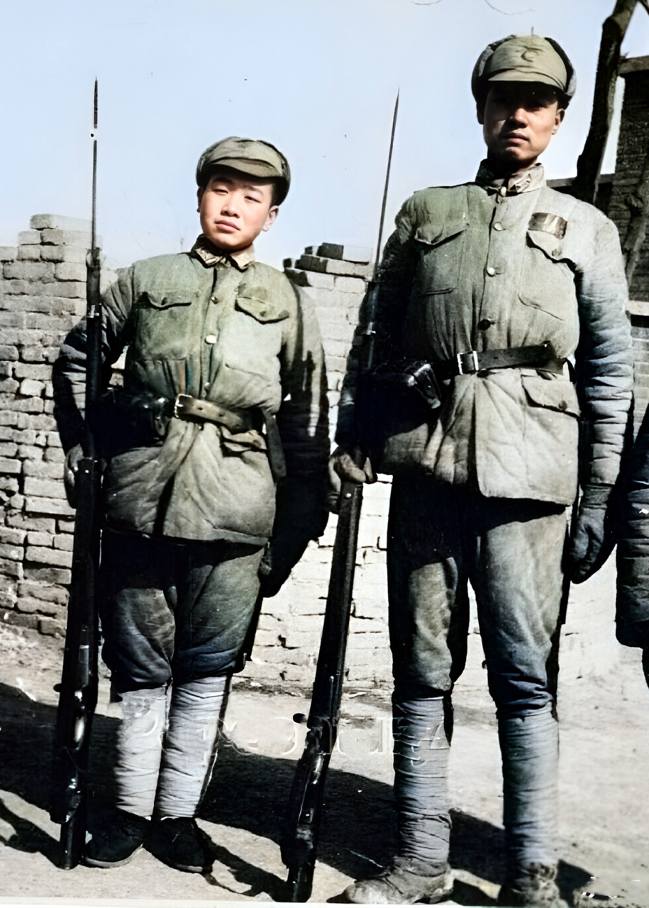 两名士兵的身高虽然相差悬殊,但都昂首挺胸,气度不凡.