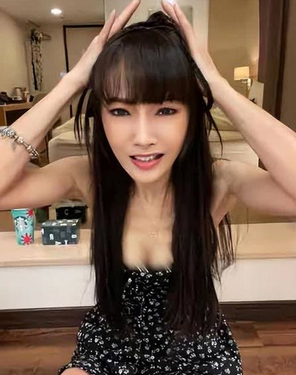 56岁美魔女胡文英,与27岁小鲜肉约会,被人家父母撞见请吃姜母鸭.